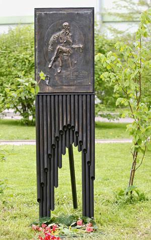 Памятник В. Набокову. Фото с сайта http://www.lgz.ru/