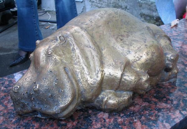 Памятник бегемоту. Фото с сайта http://www.spbu.ru/