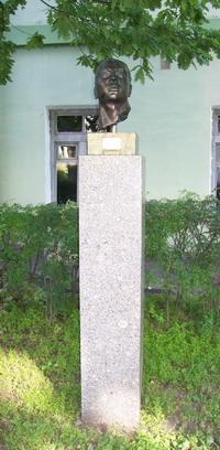Памятник М. Эрнандесу. Фото с сайта http://www.genling.nw.ru/