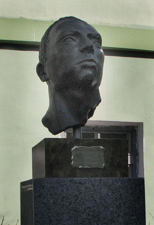 Памятник М. Эрнандесу. Фото с сайта http://portal.phil.spbu.ru/