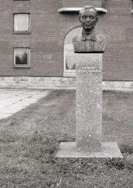 Памятник Ж. Алферову на Аллее Славы Гуманитарного университета профсоюзов. Фото Н. Колдышевой. 9 сентября 2008 г.