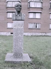 Памятник М. Аникушину на Аллее Славы Гуманитарного университета профсоюзов. Фото Н. Колдышевой. 9 сентября 2008 г.