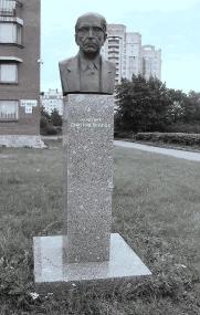Памятник Д. Лихачеву на Аллее Славы Гуманитарного университета профсоюзов. Фото Н. Колдышевой. 9 сентября 2008 г.