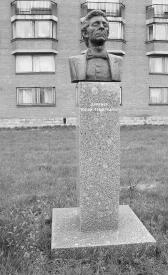 Памятник Ю. Темирканову на Аллее Славы Гуманитарного университета профсоюзов. Фото Н. Колдышевой. 9 сентября