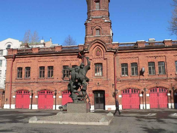 Памятник пожарным. Фото В.Ф. Лурье с сайта http://www.petrograph.ru/index-2.htm