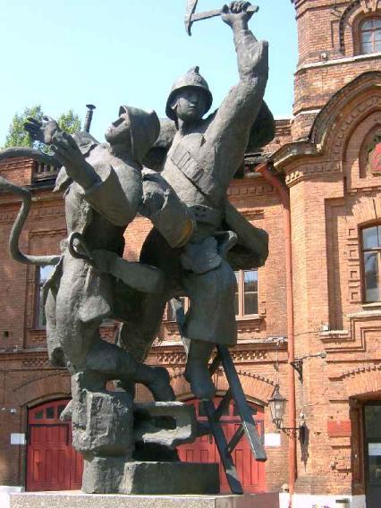 Памятник пожарным. Фото В.Ф. Лурье с сайта http://www.petrograph.ru/