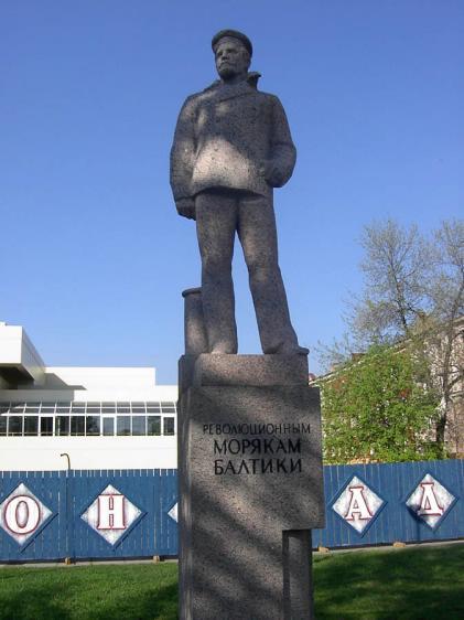 Памятник революционным морякам Балтики. Фото А. Разумова с сайта http://al-spbphoto.narod.ru/. 8 мая 2004 г.