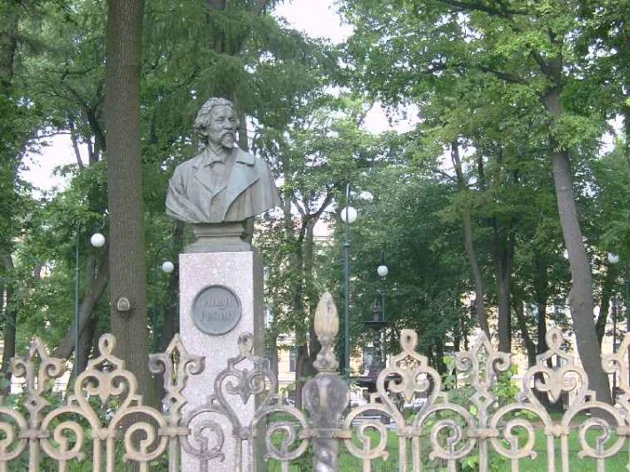 Памятник Репину. Фото В.Ф. Лурье с сайта http://www.petrograph.ru/
