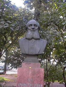 Памятник-бюст П. П. Семенова-Тян-Шанского. Фото Л. Нижанковской