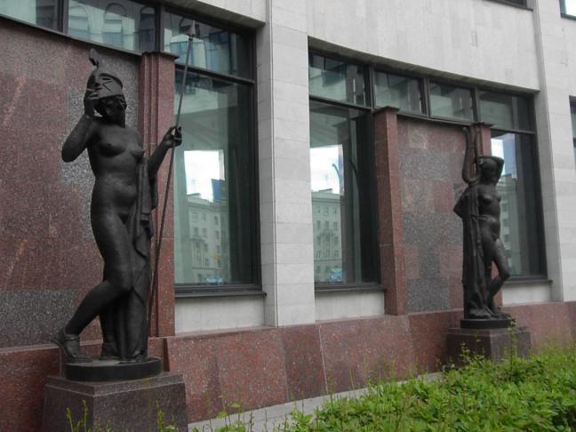 Скульптура у здания РНБ. Фото А. Разумова с сайта http://al-spbphoto.narod.ru/