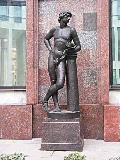 Скульптура у здания РНБ. Архитектура. Фото И. Сотниковой с сайта http://thimble.h11.ru/