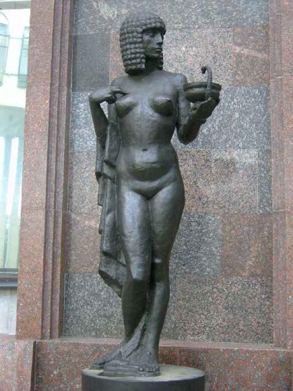 Скульптура у здания РНБ. Медицина. Фото В.Ф. Лурье с сайта http://www.petrograph.ru/