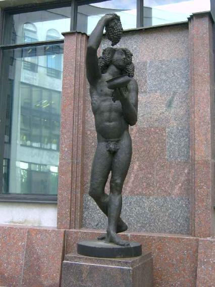 Скульптура у здания РНБ. Виноделие. Фото В.Ф. Лурье с сайта http://www.petrograph.ru/