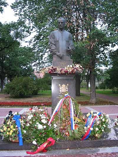 Памятник А. Собчаку. Фото И. Сотниковой с сайта http://thimble.h11.ru/