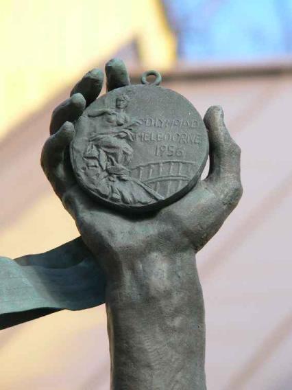 Памятник Н. Соловьеву. Фрагмент. Фото В. Лурье с сайта http://www.petrograph.ru/
