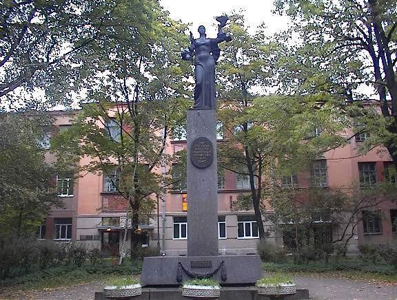 Памятник студентам и преподавателям Первого медицинского института, погибшим в Великой Отечественной войне 1941-1945 гг. Фото А. Коскелло