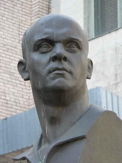 Памятник Э. Тельману. Фрагмент. Фото В. Лурье с сайта http://www.petrograph.ru/