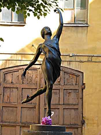 Памятник Г. С. Улановой. Фото И. Селезневой с сайта http://thimble.h11.ru/