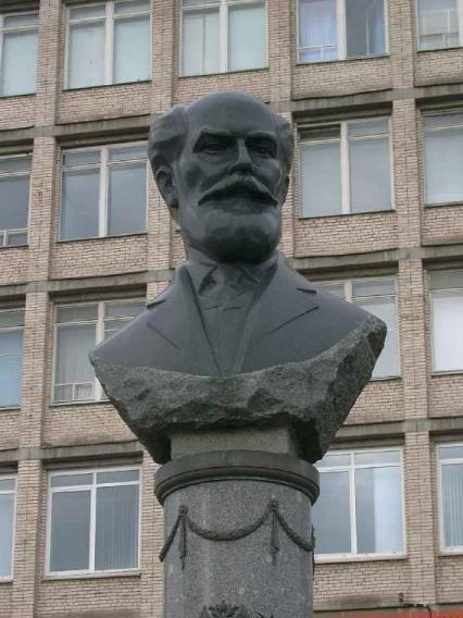 Памятник К. Фаберже. Фото В. Лурье с сайта http://www.petrograph.ru/