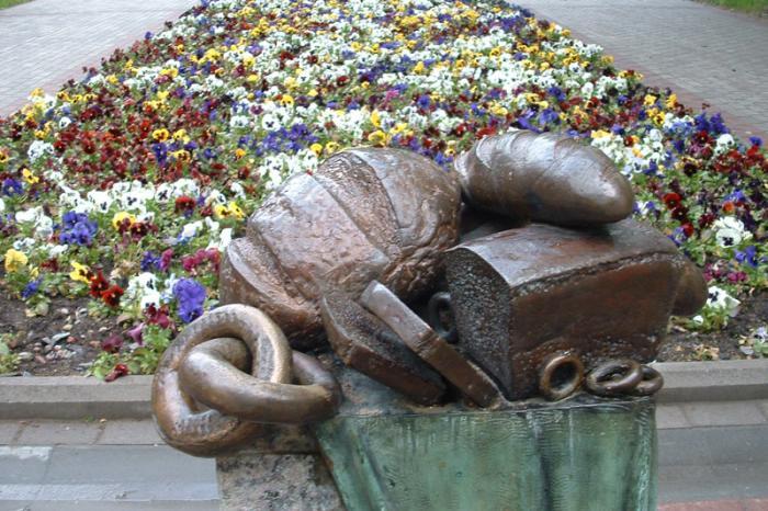 Памятник хлебу. Фото с сайта http://terijoki.spb.ru/