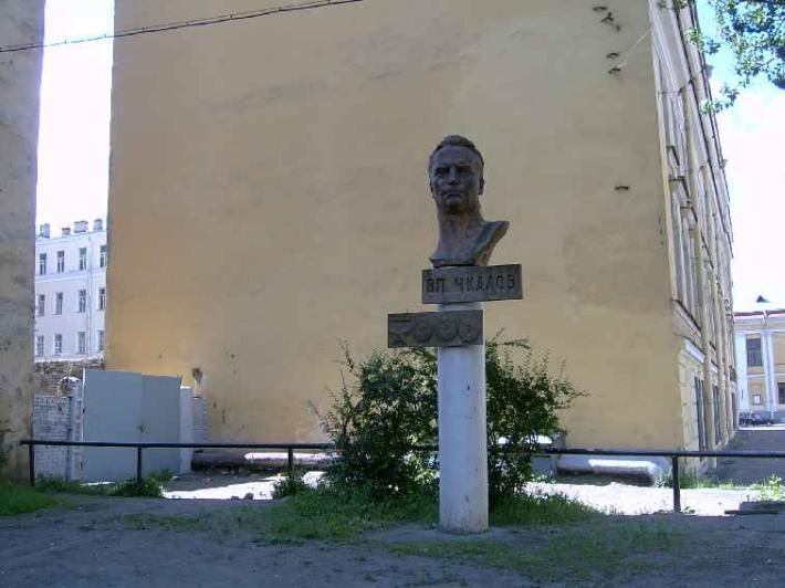 Памятник В. Чкалову. Фото В. Лурье с сайта http://www.petrograph.ru/