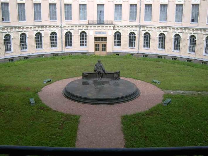 Памятник И. И. Шувалову. Фото В. Лурье с сайта http://www.petrograph.ru/