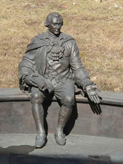 Памятник И. Шувалову. Фрагмент. Фото В. Лурье с сайта http://www.petrograph.ru/