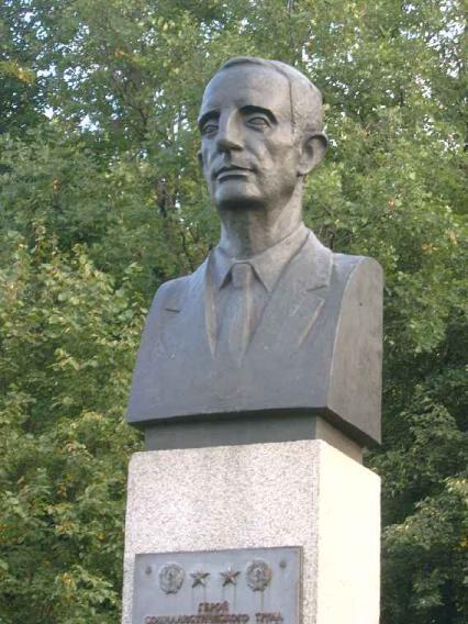 Памятник Ю.Б. Харитону. Фото В.Ф. Лурье с сайта http://www.petrograph.ru/pam2006.html