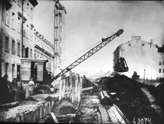 Экскаватор системы Броун во время работы по прокладке новой канализации (1923 г.)