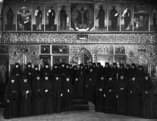 Сестры Вышневолоцкого подворья на фоне иконостаса
