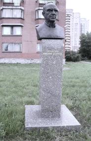 Памятник М. Боброву на Аллее Славы Гуманитарного университета профсоюзов. Фото Н. Колдышевой. 9 сентября 2008 г.