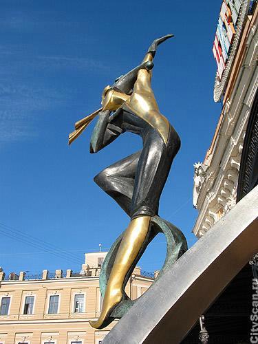 Скульптура "Цирк приехал". Фото А.Веденеева с сайта CityScan.ru