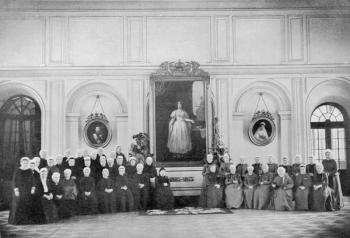 Настоятельница, ее помощница, группы вдов и девиц Санкт-Петербургского Вдовьего Дома. 29 сентября 1902 г.