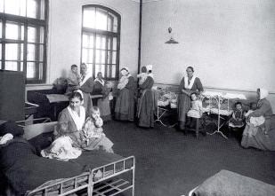 Женщины-заключенные с детьми в камере Первой женской тюрьмы  («Арсенальной»). 1912. ЦГАКФФД