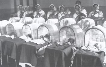В грудном отделении Воспитательного дома. 1913. Фотоателье К.К. Буллы. ЦГАКФФД