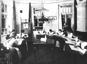 Урок рисования в Мариинской школе глухонемых. Фото Я.В. Штейнберга. 1900-е. ЦГАКФФД