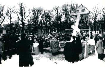 Установка деревянного поклонного креста в память об уничтоженном храме св. вмч. Екатекрины и погребенном под ним священномученике Иоанне (Кочурове)