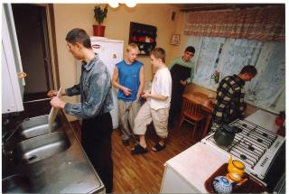 Благотворительный фонд «Защита детей». На кухне социального общежития. 2003