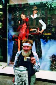 Бездомный – продавец газеты «На дне». Санкт-Петербург. 2001. Фото С. Сущень