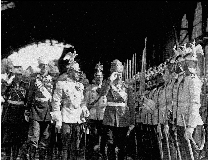 Император Николай II и король Саксонии Фридрих-Август III обходят почетный караул лейб-гвардии Кирасирского полка на Царскосельском вокзале 7 июня 1914. Фотограф Булла