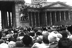 Митинг, организованный Демократическим союзом 12 марта 1989 у Казанского собора.
Изображение с сайта: http://rus-orden.com/texts3/130820news_html_7f949509.jpg