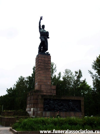 Памятник на кладбище "Памяти жертв 9 января 1905".
Изображение с сайта: http://www.funeralassociation.ru/userfiles/image/photogallery_new/2009_pamyati(6).JPG