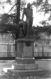 Monument to F.F. Bellinsgauzen in Kronstadt.