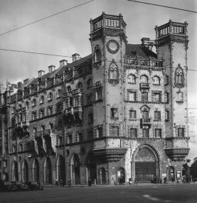 "Дом с башнями" на площади Льва Толстого.