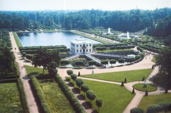 Lower Park. The Marli Palace and sectoral ponds.