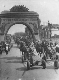 Artillery Guards are Marching Past the Triumphal Arch on Mezhdunarodny Avenue. Photo by B. Utkin. July 8, 1945.