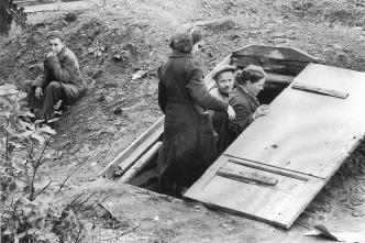 "Щель" - бомбоубежище во дворе. Фото В. Федосеева. 1941.