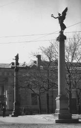 Glory Columns at the beginning of Konnogvardeisky Boulevard.