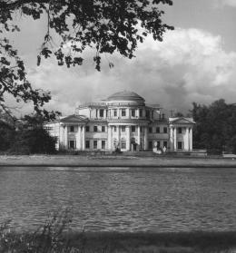 Srednyaya Nevka River by the Elagin Palace.