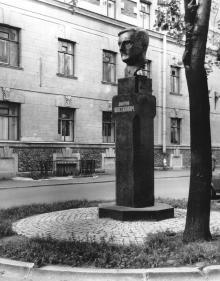 Памятник Д.Д. Шостаковичу. 1997. Скульпторы А.Н. Черницкий, С.А. Черницкий